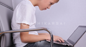 A számítógép, telefon előtti görnyedés hanyag tartást eredményez és hosszú távon károsíthatja a gyermek gerincét