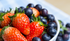 Friss áfonya és eper antioxidánsokban gazdag gyulladáscsökkentő ételek