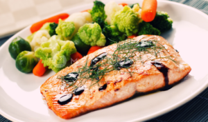 Grillezett lazac omega-3 zsírsavakkal, gyulladáscsökkentő étrend részeként
